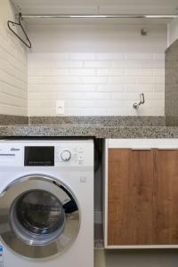 a kitchen with a washing machine and a counter at Art Inn Porto in Rio de Janeiro