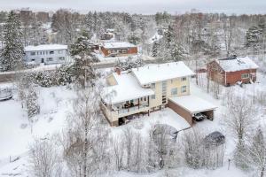 uma vista aérea de uma casa coberta de neve em Grand Villa Kivistö near Helsinki airport em Vantaa