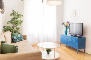 uma sala de estar com um sofá e uma televisão em City Centre TEATRO em Málaga