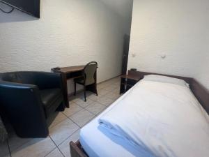 Zimmer mit einem Bett, einem Schreibtisch und einem Stuhl in der Unterkunft Hotel & Restaurant Main Taunus in Hochheim am Main