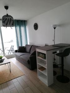salon z kanapą i stołem w obiekcie Studio Quiberon au Calme à 200 m de L embarcadère w mieście Quiberon