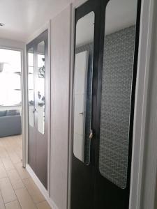osoba stoi przed drzwiami z lustrami w obiekcie Studio Quiberon au Calme à 200 m de L embarcadère w mieście Quiberon +3 zdjęcia