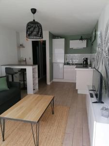 salon ze stołem i kuchnią w obiekcie Studio Quiberon au Calme à 200 m de L embarcadère w mieście Quiberon