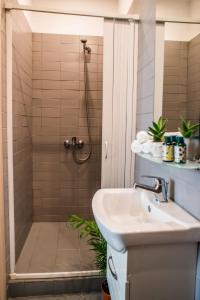 A bathroom at Athens Gem