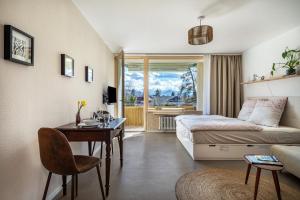 een hotelkamer met een bed, een bureau en een slaapkamer bij Ferienwohnung Bodensee in Lindau