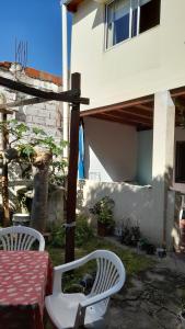 una mesa y dos sillas frente a una casa en Campanita amarilla, en Salta