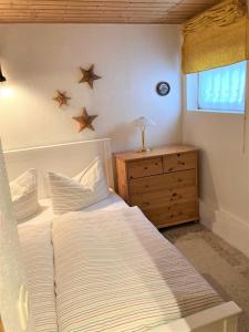 um quarto com uma cama e duas estrelas na parede em Töpferweg 06 Ferienwohnung Tine em Ahrenshoop