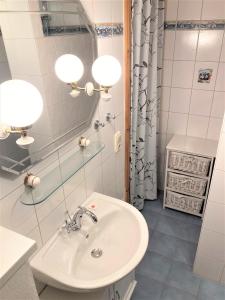 La salle de bains est pourvue d'un lavabo et d'un miroir. dans l'établissement Töpferweg 06 Ferienwohnung Tine, à Ahrenshoop