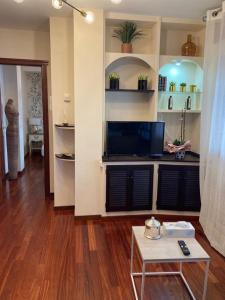 een woonkamer met een flatscreen-tv en een tafel bij HyP-Marina Home , el capricho. in Sotomayor