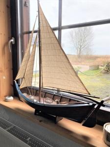 ein Modell eines Bootes, das auf einem Fensterbrett sitzt in der Unterkunft Töpferweg 06 Doppelhaushälfte Mia in Ahrenshoop