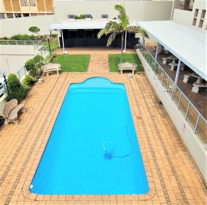 una piscina vacía en la azotea de un edificio en Santorini 203A, en Margate