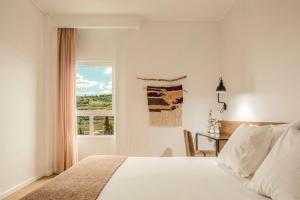 une chambre avec un lit, un bureau et une fenêtre dans l'établissement Lamego Hotel & Life, à Lamego