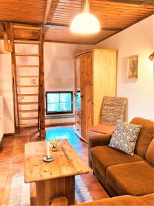 a living room with a couch and a table at Töpferweg 06 Georgia in Ahrenshoop