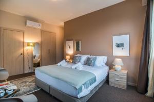 A bed or beds in a room at Athens Gem
