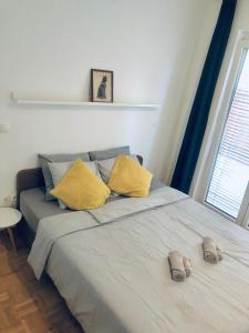 ein Schlafzimmer mit einem Bett mit zwei Paar Hausschuhen darauf in der Unterkunft Jenny Apartment with Jacuzzi in Brezovica