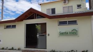 une maison avec un panneau indiquant santa inc dans l'établissement Pousada Santa Inês, à Cachoeira Paulista