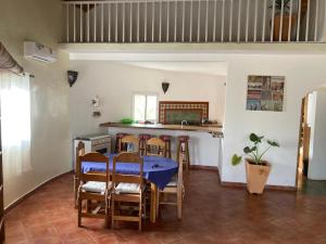 kuchnia ze stołem i krzesłami w pokoju w obiekcie Villa avec piscine à Ndangane w mieście Ndangane