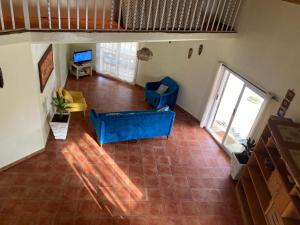 z widokiem na salon z niebieską kanapą w obiekcie Villa avec piscine à Ndangane w mieście Ndangane