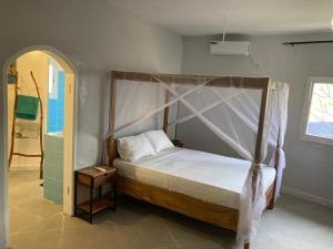 Voodi või voodid majutusasutuse Villa avec piscine à Ndangane toas