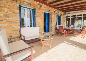 Patio nebo venkovní prostory v ubytování Blue Balcony/SkyView in Tinos - 3BR Home in Arnados