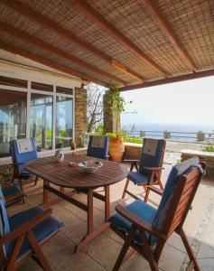 Posezení v ubytování Blue Balcony/SkyView in Tinos - 3BR Home in Arnados