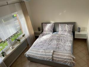 Cama en habitación con ventana y cama sidx sidx sidx sidx en Ferienhaus Becksvoort 49624 Löningen im Hasetal en Löningen