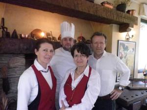 grupa ludzi stojących w kuchni z szefem kuchni w obiekcie Locanda Verbena w mieście Stresa