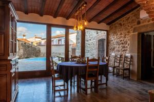 comedor con mesa y ventana grande en El Pelaor, en Benquerencia