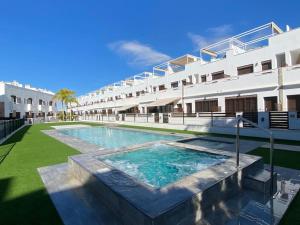 Piscina de la sau aproape de Magnifica casa adosada 3 dormitorios en Torrevieja