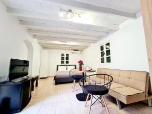 un soggiorno con divano e letto di Piccolo Modern Suites Old Town a Città di Rodi