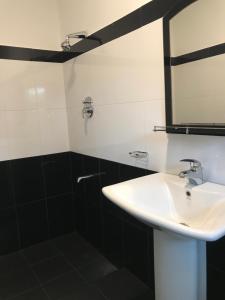 une salle de bain avec un lavabo et un miroir dans l'établissement The Dalawella Porch House, à Galle 47 autres photos