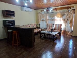 uma sala de estar com um sofá e uma mesa em Salto dos hermanas em Puerto Iguazú