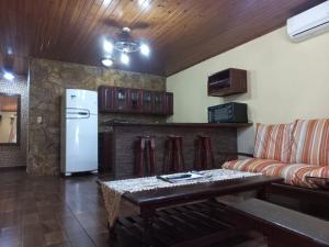 uma sala de estar com um sofá e um frigorífico em Salto dos hermanas em Puerto Iguazú