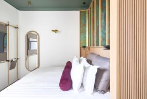 um quarto de hotel com uma cama com meias roxas em Palazzo Velabro, a Member of Design Hotels em Roma