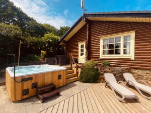 una bañera de hidromasaje en una terraza junto a una casa en Faweather Grange en Bingley