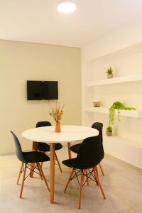 uma sala de jantar com mesa e cadeiras em Villa Apart Center em Villa Constitución