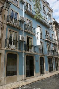 un edificio azul con un cartel en el costado en Hotel Portuense Lisboa, en Lisboa