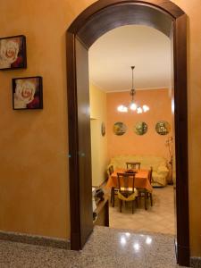 a room with a table and a dining room at B & B Il Giardino in Noto