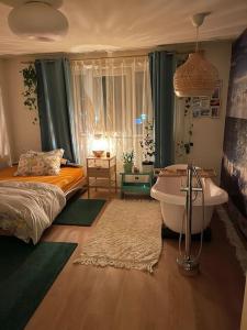 - une chambre avec un lit, une baignoire, un lit et un lavabo dans l'établissement Casă din povești în mijlocul naturii!, à Arad