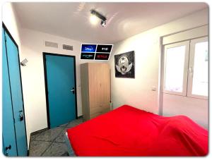 een slaapkamer met een rood bed en een blauwe deur bij Magnifique Appartement • vue sur mer • Santa Pola in Santa Pola