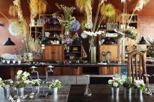une chambre avec une table avec des plantes en pot dans l'établissement Areias do Seixo Hotel, à Santa Cruz