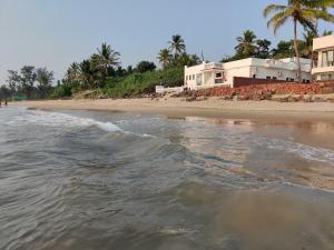 una playa con casas, palmeras y el océano en WHITE SEASONS RESORT AND SPA DEVBAG en Chaoka