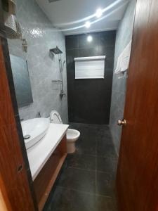 Gubat的住宿－Pipa de Playa Resort Café，浴室配有白色水槽和卫生间。