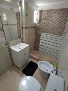 uma casa de banho com um lavatório, um WC e um chuveiro em sambernardo em San Bernardo