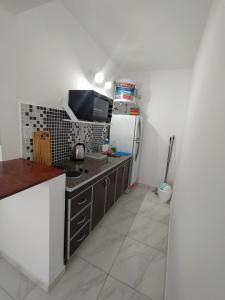 una cocina con refrigerador y encimera en sambernardo, en San Bernardo