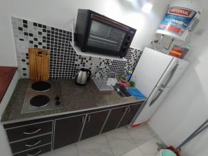uma pequena cozinha com frigorífico e micro-ondas em sambernardo em San Bernardo