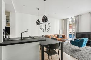 kuchnia i salon ze zlewem i stołem w obiekcie Elégant appartement dans le quartier Concorde à Paris w Paryżu +16 zdjęć