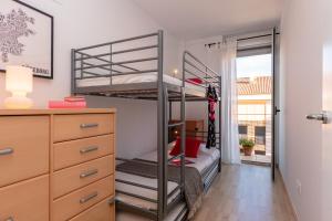 een slaapkamer met een stapelbed en een dressoir bij L'Arenal de Palamós in Palamós