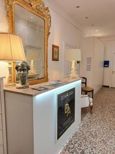 a room with a mirror and a statue on a counter at DORA AUREA in Levanto