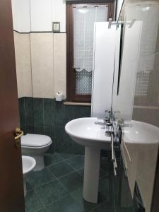 La salle de bains est pourvue d'un lavabo et de toilettes. dans l'établissement Appartamento di Via Marconi, à Spolète